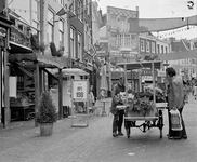 71009 Gezicht in de Steenweg te Utrecht, met op de voorgrond een bloemenkarretje.